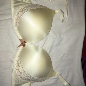 NWOT Cosmopolitan cream push up bra